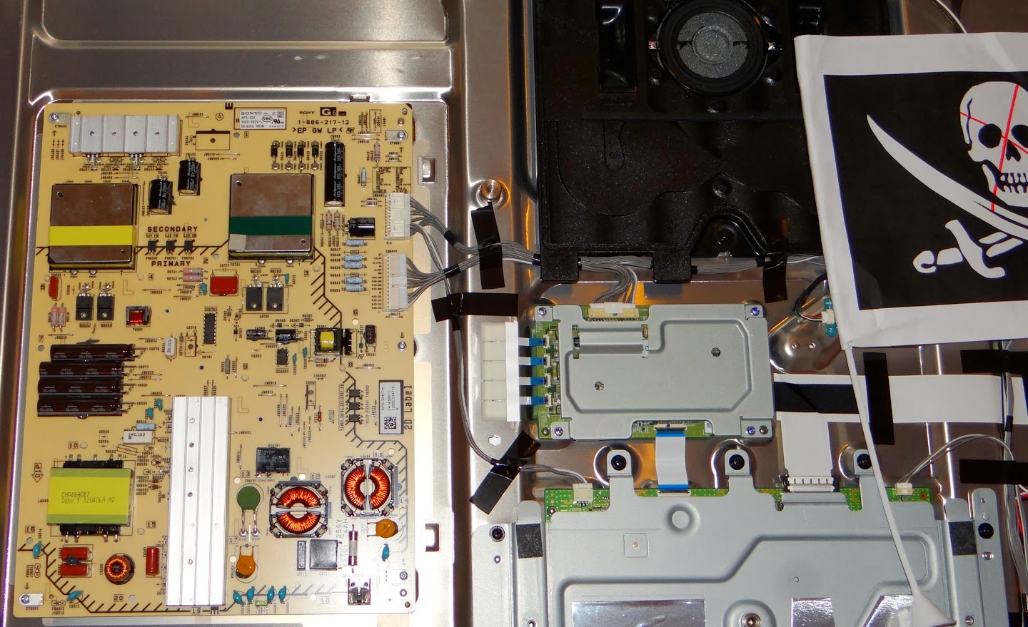 L'étiquette sur le haut de l'alimentation indique 110-220 50/60Hz, contrairement à l'étiquette extérieure qui n'indique que 220v 50Hz