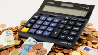 Calculez vos frais d'immigration pour le Canada [2024]