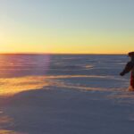 Bébé sur lac gelé au Canada