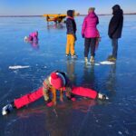 Patin à glace sur lac gelé