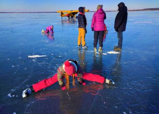 Patin à glace sur lac gelé