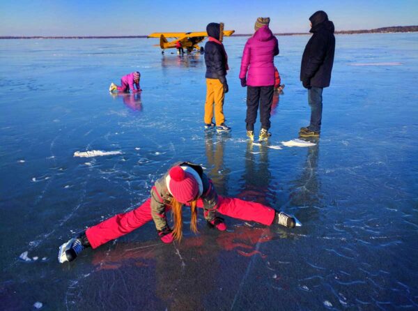 Patin à glace sur lac gelé