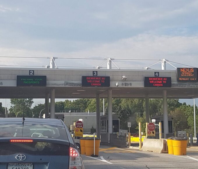 Tour du poteau nouveaux horaires pour les postes frontières non loin
