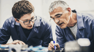 homme_senior_homme_junior_travail_machine