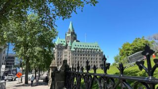 50 ans de délais : des familles et leurs avocats sont stupéfaits