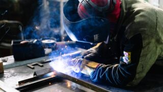 Permis fermés : un frein majeur à l’ascension économique des travailleurs étrangers au Canada
