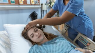 Québec facilite l’accès au travail pour certains conjoints en santé, mais oublie les préposés aux bénéficiaires