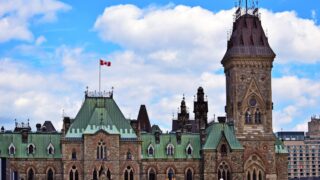 Immigration francophone hors Québec : Ottawa prolonge une voie rapide pour les étudiants, sans la rendre permanente